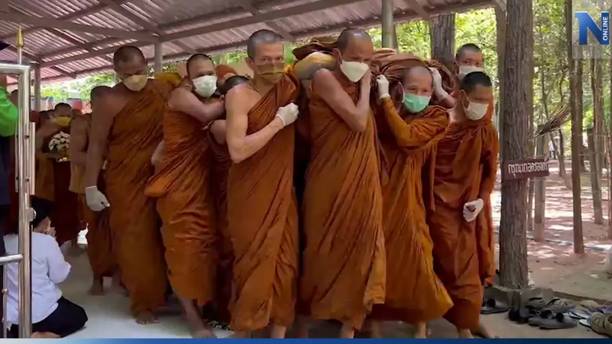 เคลื่อนสรีระสังขาร"หลวงปู่แสง" สรงน้ำ ขอขมากรรม ศิษยานุศิษย์ร่วมงานแน่น
