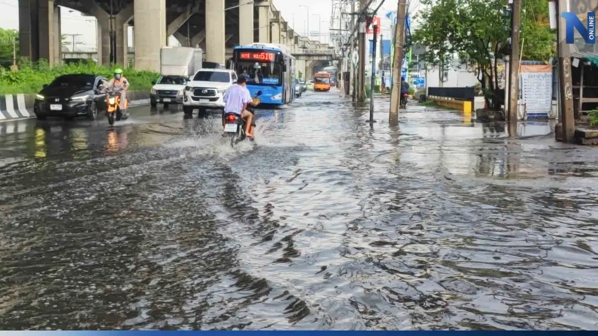 ฝนถล่มปทุมธานี 2 ชั่วโมง น้ำท่วมขังรอการระบายหลายจุด ฝนถล่มปทุมธานี 2 ชั่วโมง น้ำท่วมขังรอการระบายหลายจุด