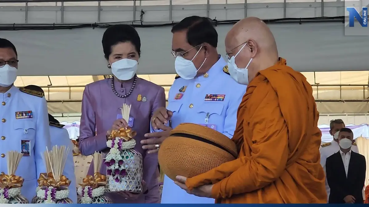 นายกฯ นำทำบุญตักบาตร เนื่องในวันเฉลิมพระชนมพรรษาพระราชินี นายกฯ นำทำบุญตักบาตร เนื่องในวันเฉลิมพระชนมพรรษาพระราชินี