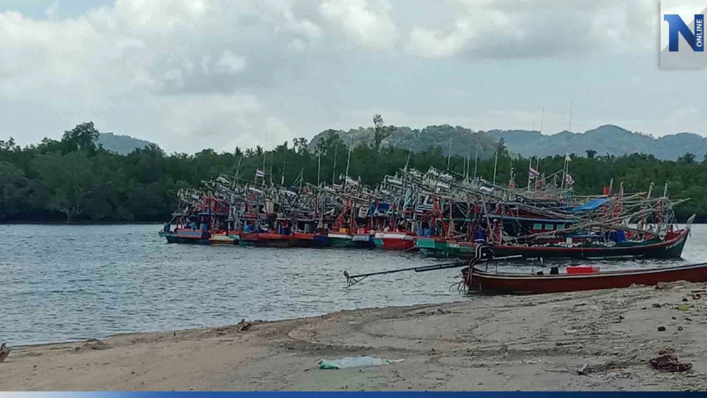 ประมงพาณิชย์ขนาดเล็ก จ.สตูล นำเรือจอดเชิงสัญลักษณ์ ทวง MOU หลังถูกจับกุม