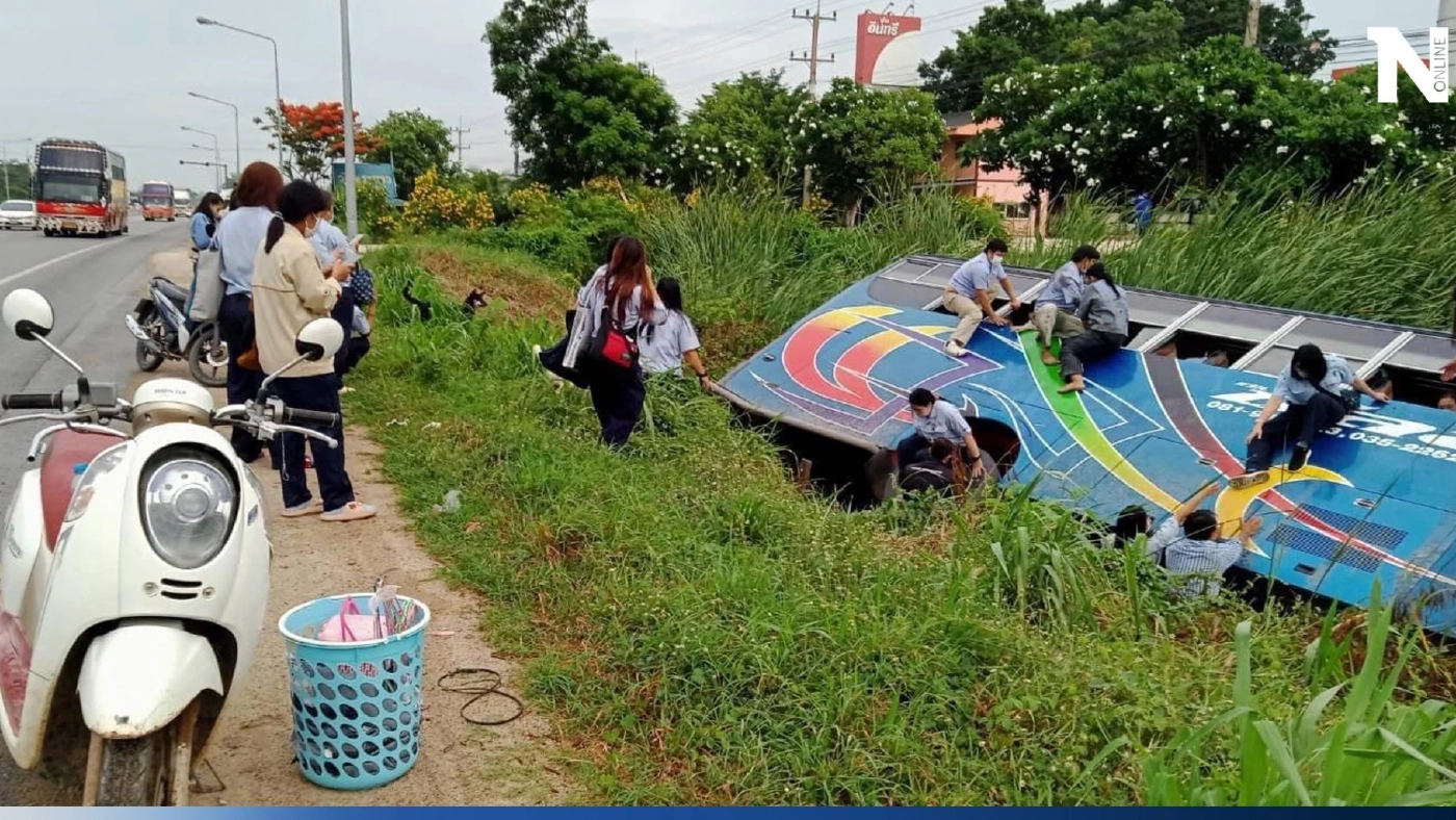 ระทึกแต่เช้า รถรับส่งพนักงาน หักหลบเก๋งตัดหน้าตกข้างทาง บาดเจ็บระนาว ระทึกแต่เช้า รถรับส่งพนักงาน หักหลบเก๋งตัดหน้าตกข้างทาง บาดเจ็บระนาว
