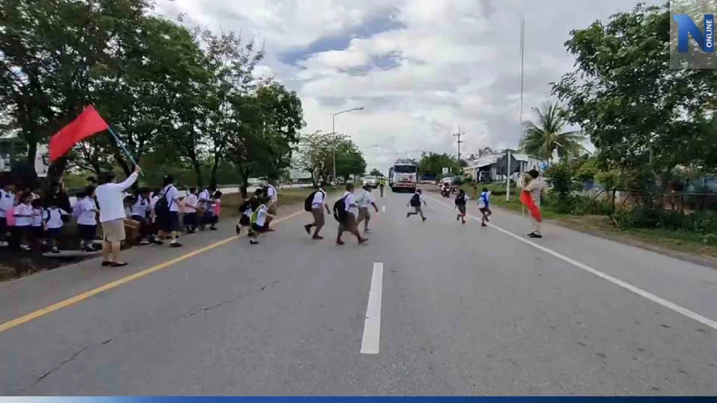 นร.โคราช เสี่ยงชีวิตข้ามถนน 4 เลน เช้า-เย็น ครูวอนเร่งสร้างสะพานลอย