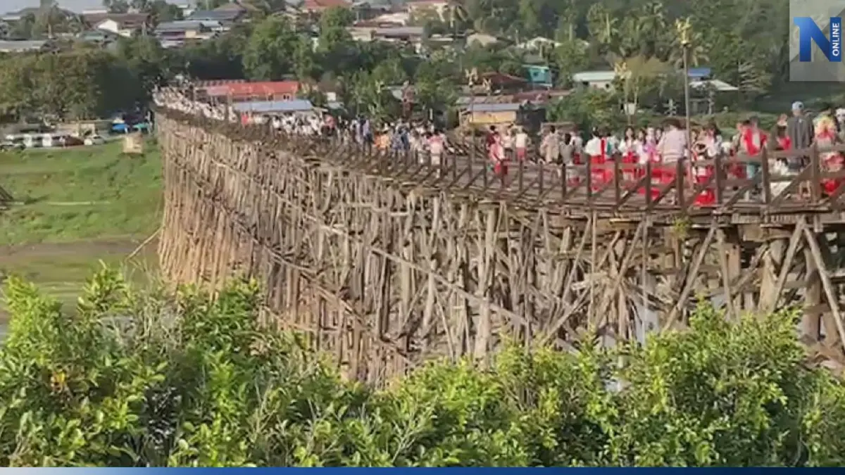นทท.แห่เที่ยว "สะพานมอญ" ช่วงหยุดยาวคึกคัก