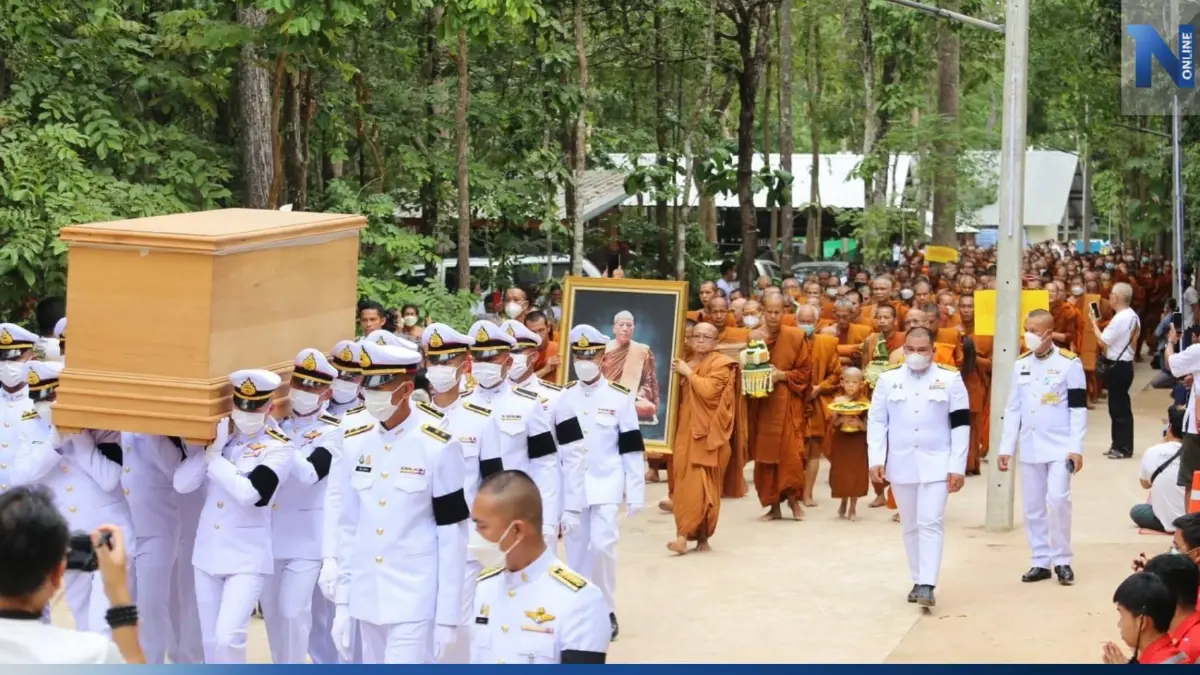 ลูกศิษย์และญาติธรรม เคลื่อนสรีระสังขาร "หลวงปู่แสง" สู่เมรุชั่วคราว