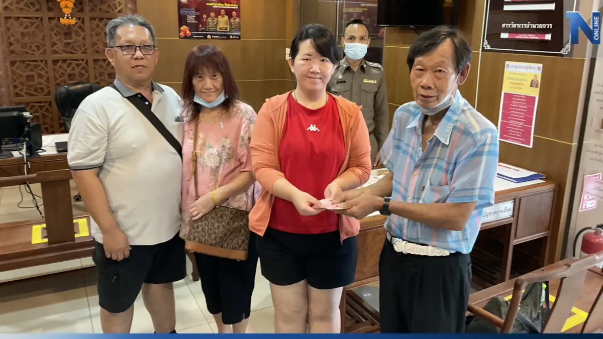 มอบใบประกาศฯ ลุงช่างทองตกงาน เก็บกระเป๋าเงินคืน นทท.สิงคโปร์