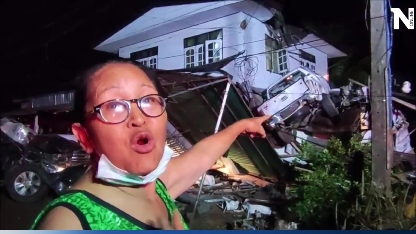 อย่างกับในหนัง! รถกระบะแฉลบน้ำ เหินฟ้าพุ่งชนหลังคาบ้านสองชั้น (มีคลิป) อย่างกับในหนัง! รถกระบะแฉลบน้ำ เหินฟ้าพุ่งชนหลังคาบ้านสองชั้น (มีคลิป)