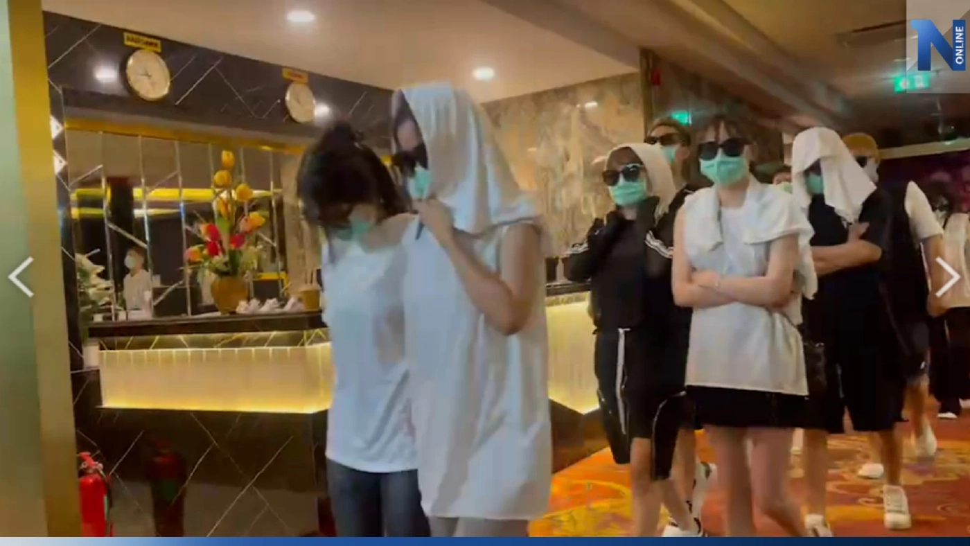 ตร.ส่งตัว 48 นักเที่ยวจีน คุมตัว สน.มักกะสัน พร้อมแจ้งข้อหายาเสพติด