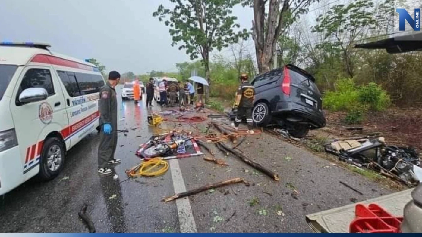 ฝนตกถนนลื่น รถตู้เสียหลักชนต้นไม้ รถพับครึ่งคัน ดับ 3 สาหัส 1 ฝนตกถนนลื่น รถตู้เสียหลักชนต้นไม้ รถพับครึ่งคัน ดับ 3 สาหัส 1