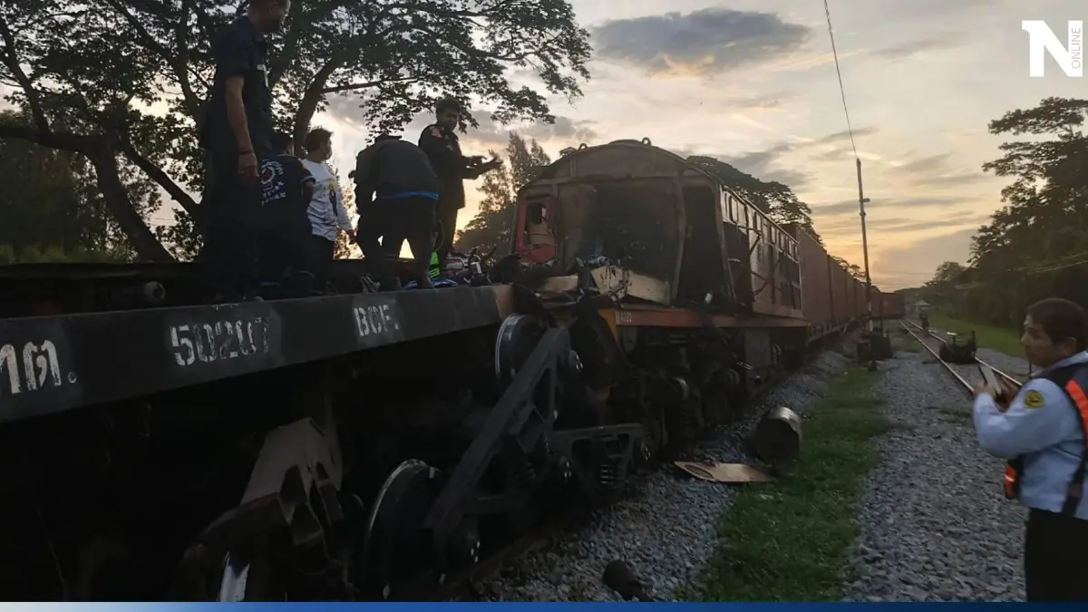ด่วน! รถไฟบรรทุกตู้สินค้า 2 ขบวนชนกัน คาดสับรางผิด ด่วน! รถไฟบรรทุกตู้สินค้า 2 ขบวนชนกัน คาดสับรางผิด