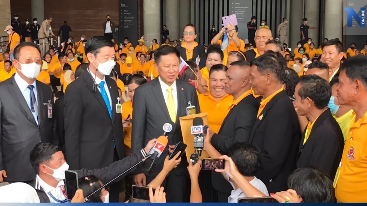 กลุ่มรักสถาบันรวมตัวหน้าสภายื่นหนังสือให้กำลังใจส.ว. กลุ่มรักสถาบันรวมตัวหน้าสภายื่นหนังสือให้กำลังใจส.ว.