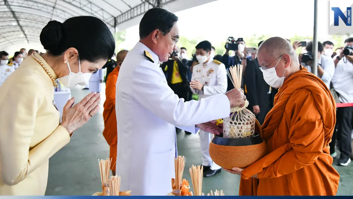 นายกฯ เป็นประธานพิธีทำบุญตักบาตร ถวายพระราชกุศล วันเฉลิมพระชนมพรรษาฯ