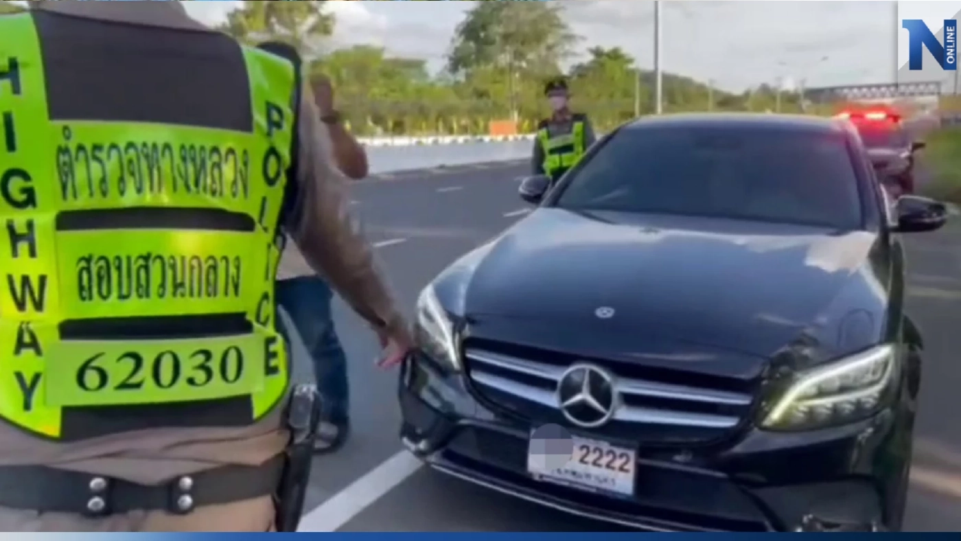 จับหนุ่มซิ่งเบนซ์หรู ปิดสติ๊กเกออำพรางทะเบียน ป้ายสีรถคันอื่นรับผิด