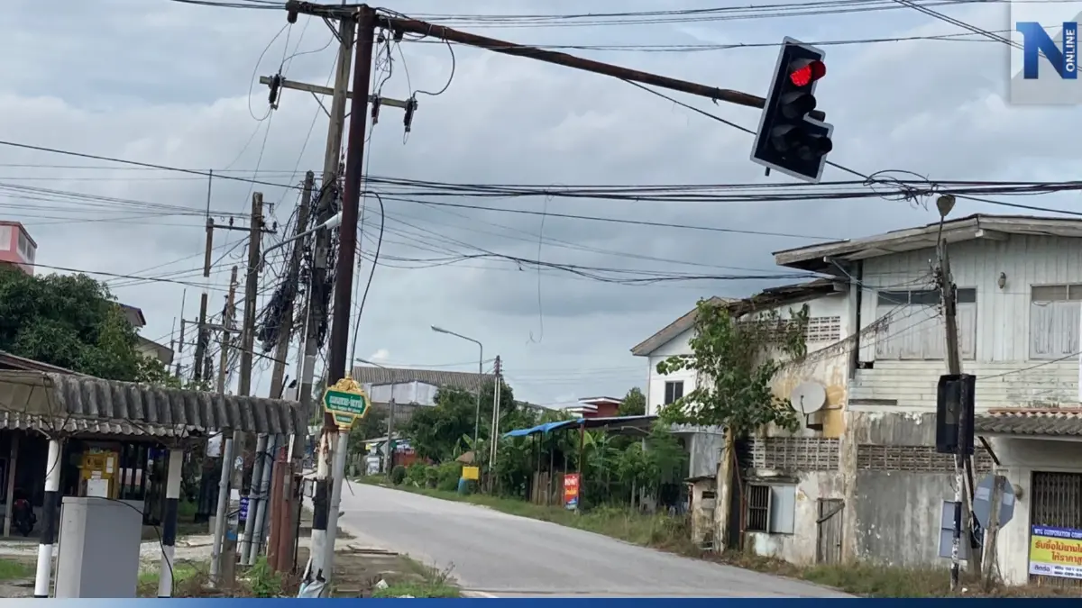 ทำงานคุ้มภาษี "เสาไฟแดงสู้ชีวิต" เอียงแทบล้ม โคมไฟแทบร่วง แต่ไฟยังติดครบ ทำงานคุ้มภาษี "เสาไฟแดงสู้ชีวิต" เอียงแทบล้ม โคมไฟแทบร่วง แต่ไฟยังติดครบ