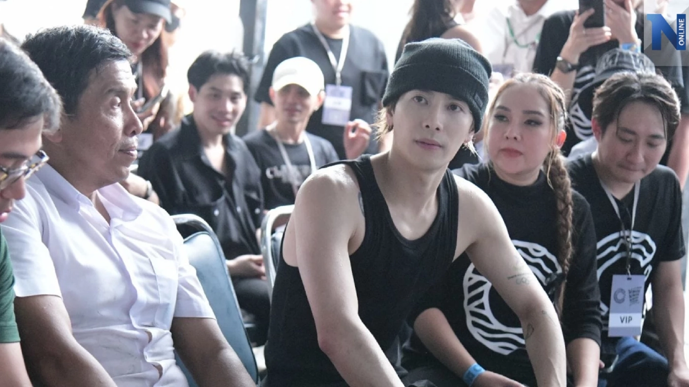 "แจ็คสัน หวัง" ใจหล่อมาก ผนึกกำลัง"กทม."ลงเรือลุยเก็บขยะ"คลองลาดพร้าว"