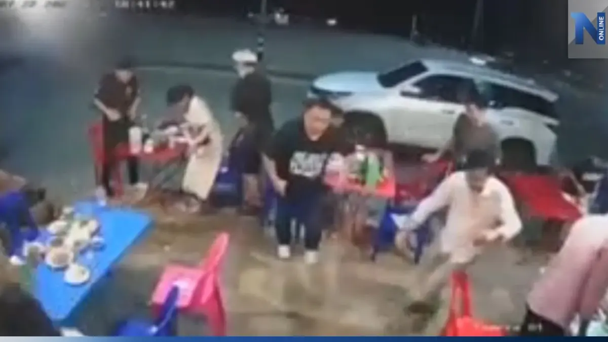 เปิดคลิปพายุพัดถล่มร้านลาบ ลูกค้าวิ่งหนีอลหม่าน โต๊ะ-เก้าอี้ ปลิวว่อน