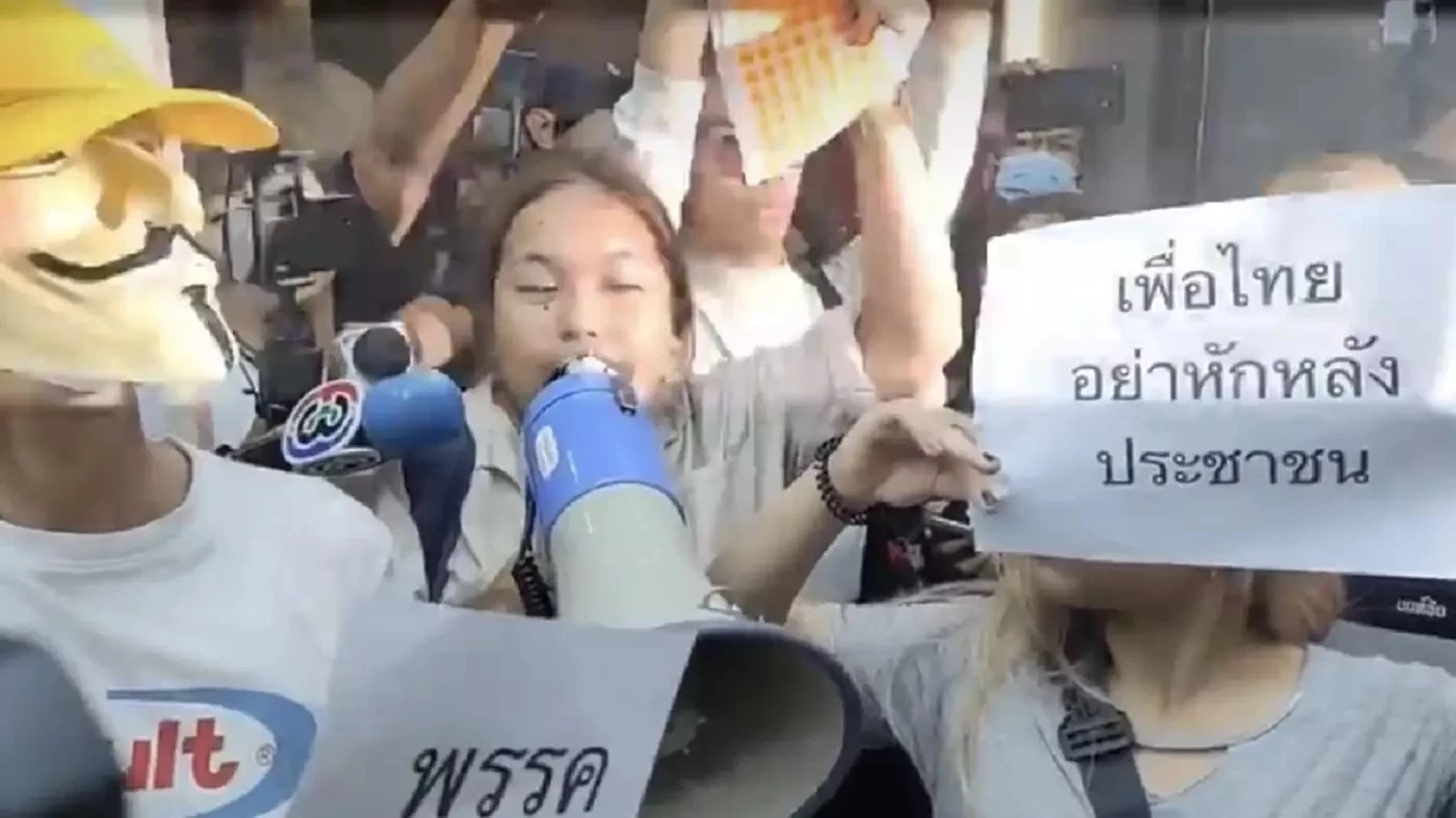 ชุลมุน! "กลุ่มทะลุวัง" บุก "เพื่อไทย" ขวางดีล "พปชร." จี้ "ชลน่าน" ลาออก