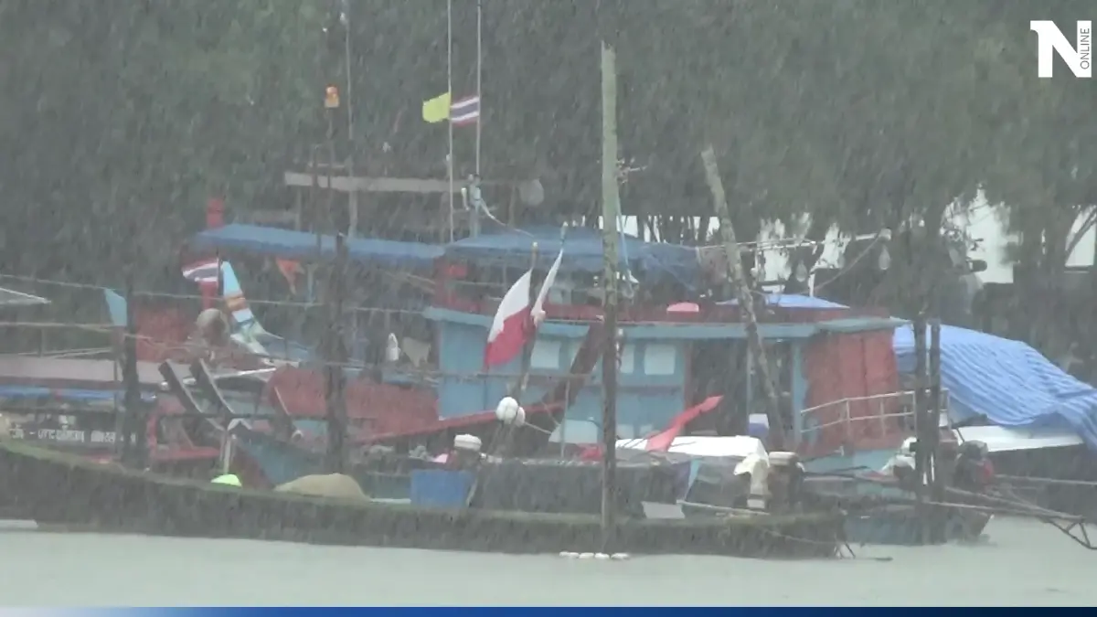 อิทธิพลพายุตาลิม สตูลคลื่นแรง-ฝนหนัก เรือเล็กเข้าฝั่ง ต้นไม้ทับบ้าน 30 หลัง อิทธิพลพายุตาลิม สตูลคลื่นแรง-ฝนหนัก เรือเล็กเข้าฝั่ง ต้นไม้ทับบ้าน 30 หลัง