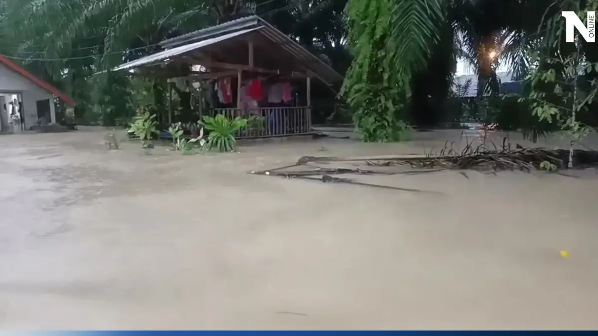 ฝนถล่มสตูล น้ำทะเลหนุน ทะลักท่วมบ้านพังเสียหาย คลื่นลมแรงซัดเรือล่มหลายลำ ฝนถล่มสตูล น้ำทะเลหนุน ทะลักท่วมบ้านพังเสียหาย คลื่นลมแรงซัดเรือล่มหลายลำ