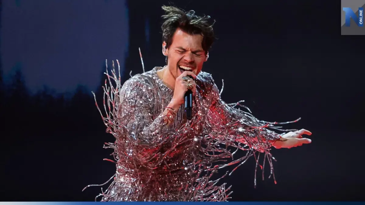 "แฮร์รี สไตล์" โดนปาของใส่หน้าบนเวทีที่เวียนนา "แฮร์รี สไตล์" โดนปาของใส่หน้าบนเวทีที่เวียนนา