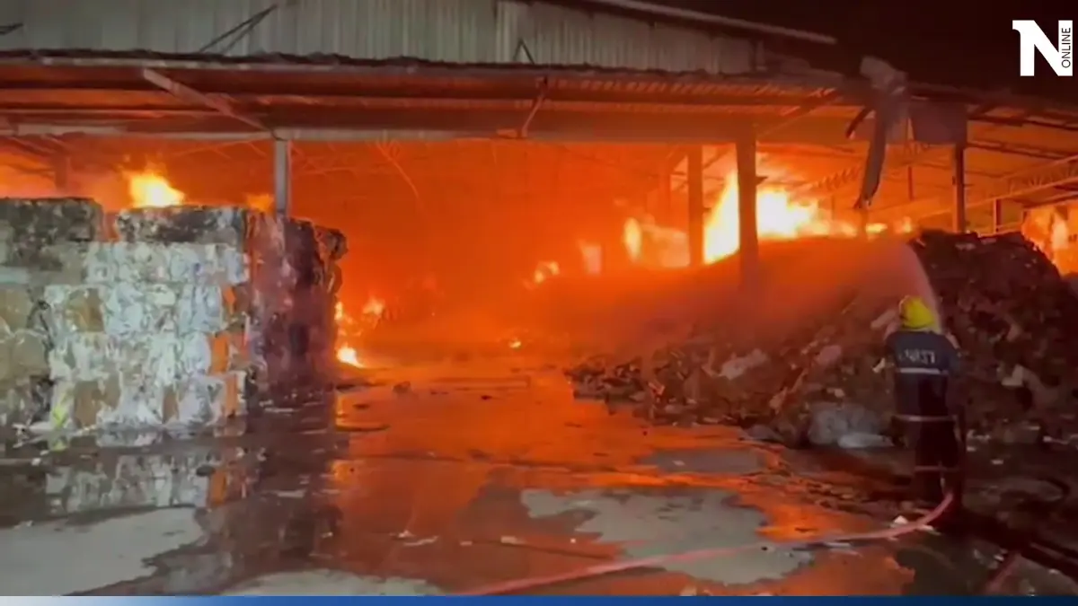 เปิดคลิประทึก ไฟไหม้โกดังรีไซเคิลกระดาษ เผากองกระดาษ 1 พันตันวอด
