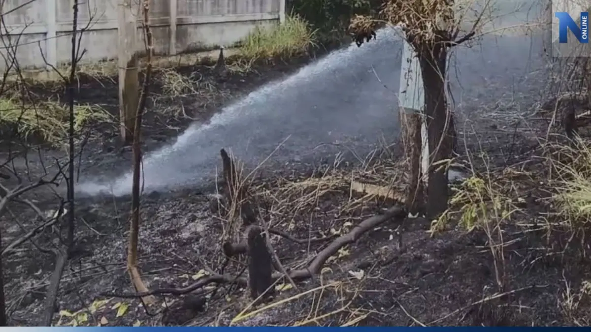 ไฟไหม้หญ้าข้างทาง หวิดลามป่าชุมชน-บ้านเรือน ปชช. ดับเพลิงฉีดน้ำสกัดได้ทัน