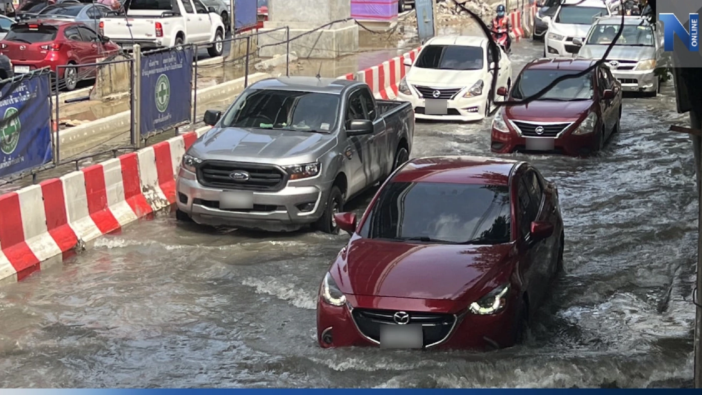 กทม. อ่วม ฝนตกหนักถนนลาดพร้าวน้ำท่วมสูง กทม. อ่วม ฝนตกหนักถนนลาดพร้าวน้ำท่วมสูง