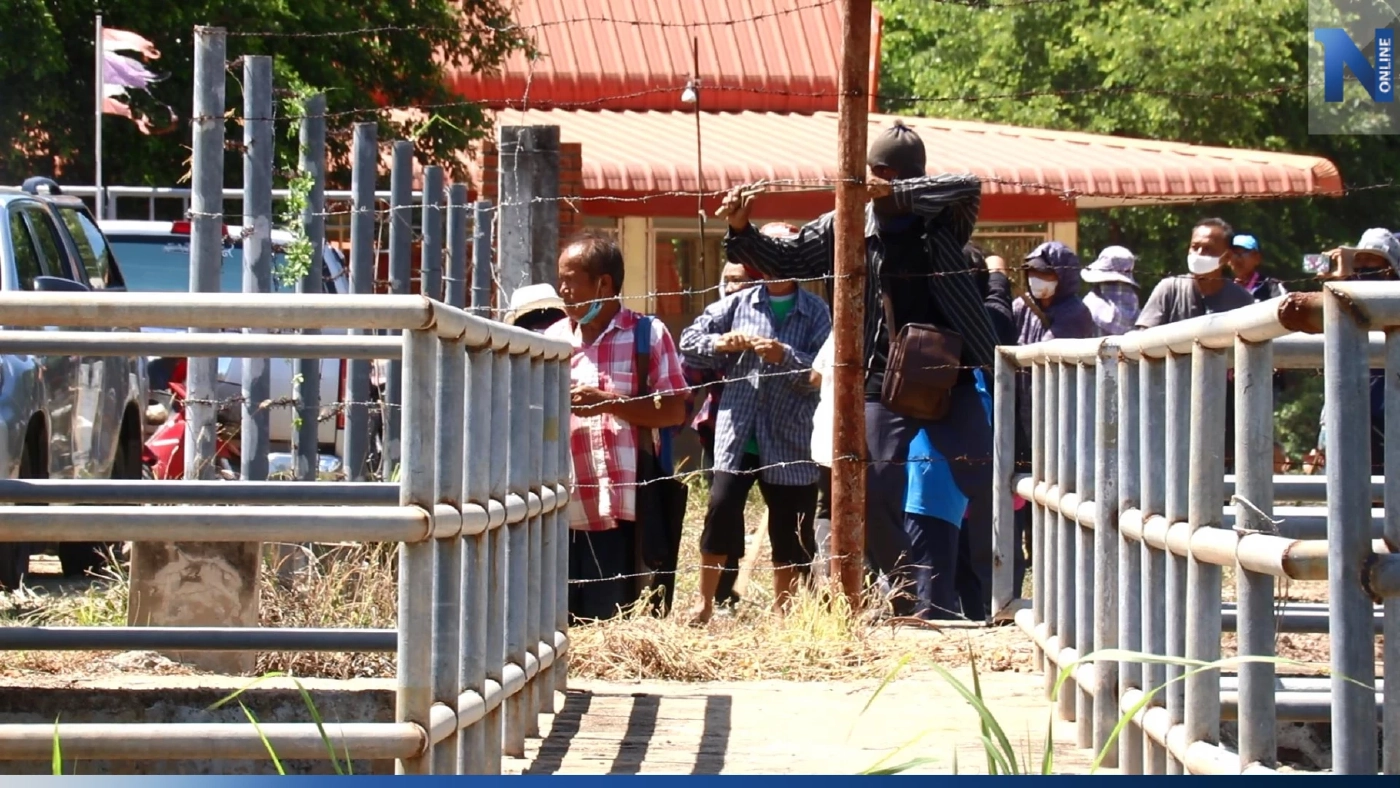 ม็อบชาวบ้านยึดวัดบางคลาน ยิงก้อนหินใส่ จนท. ที่พยายามเข้าวัด เจ็บนับสิบ ม็อบชาวบ้านยึดวัดบางคลาน ยิงก้อนหินใส่ จนท. ที่พยายามเข้าวัด เจ็บนับสิบ