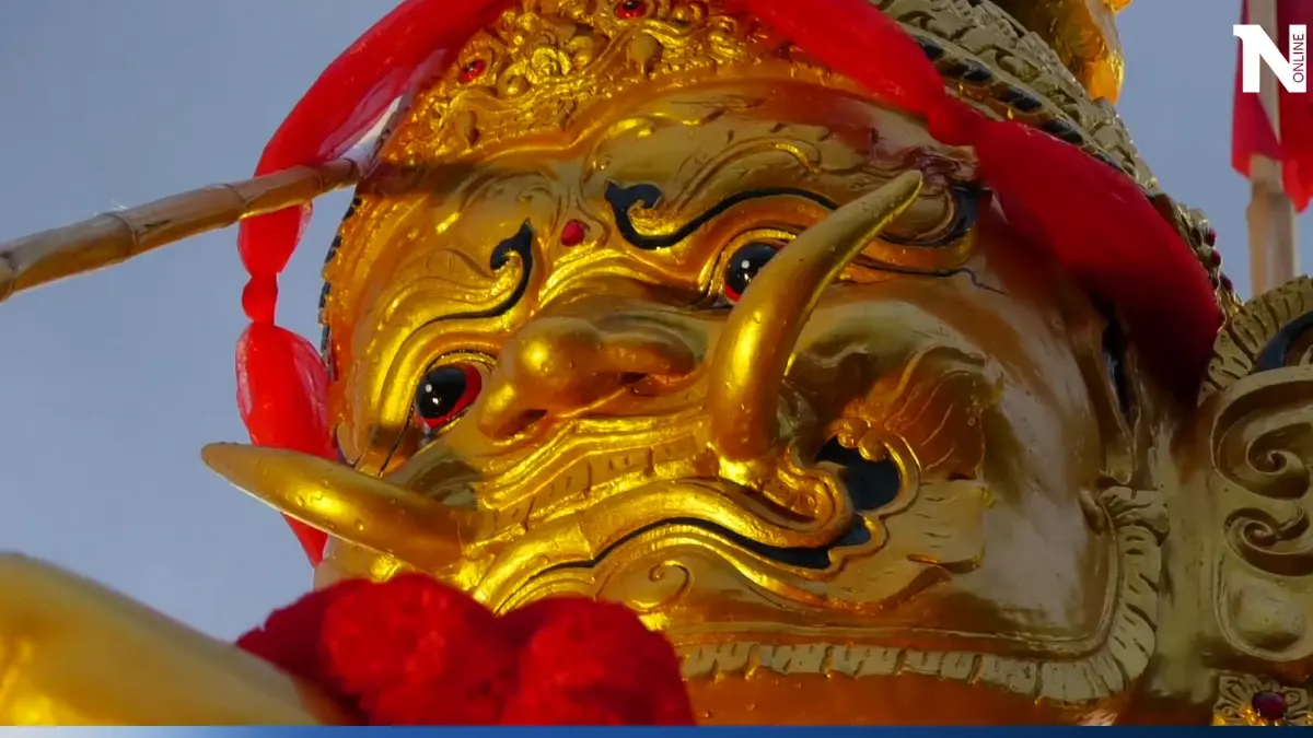 แห่"ส่องเลขเด็ด" พิธีเบิกเนตร"ท้าวเวสสุวรรณ" คนนับพันแห่ลุ้นเลขหางประทัด