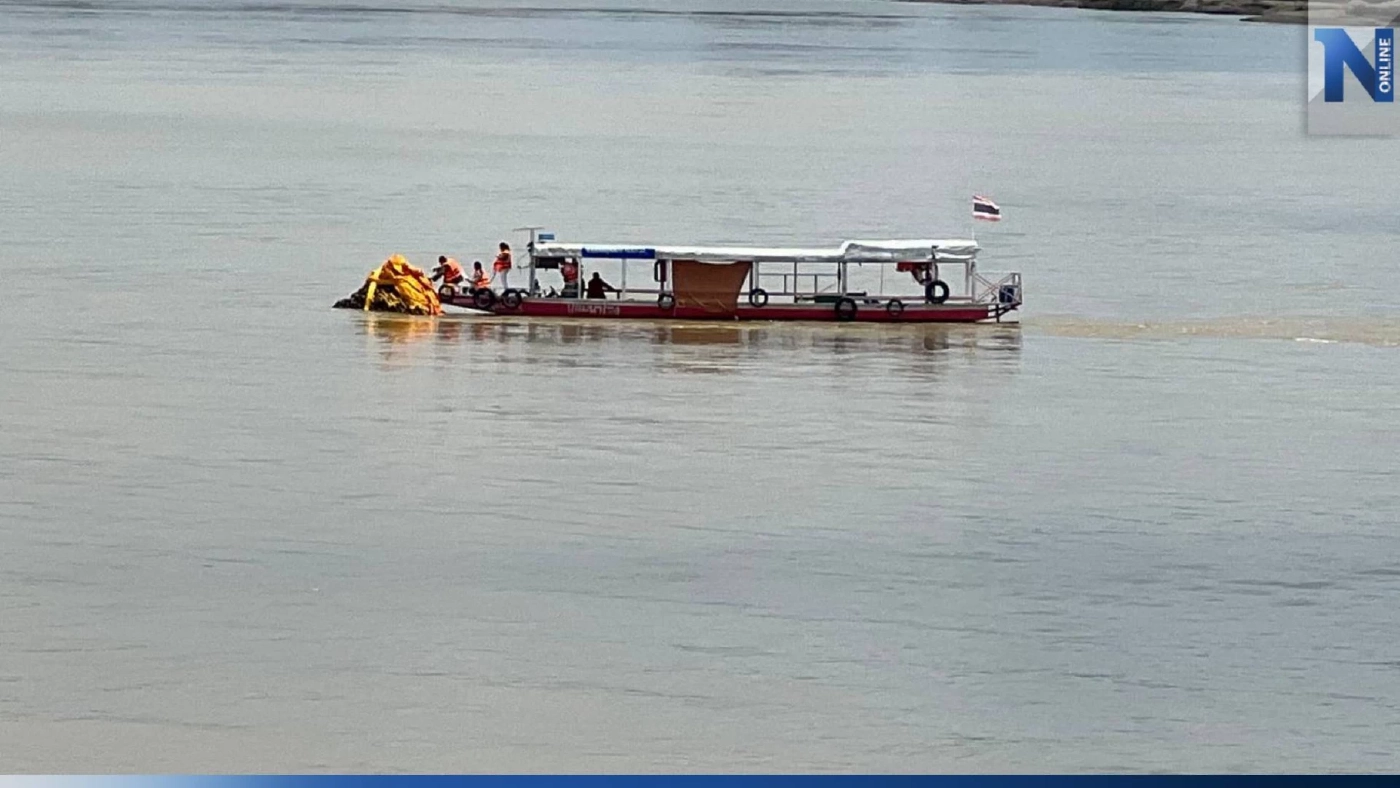 พุทธศาสนิกชนไทย-ลาว และนักท่องเที่ยว แห่สักการะพระธาตุกลางน้ำ จ.หนองคาย พุทธศาสนิกชนไทย-ลาว และนักท่องเที่ยว แห่สักการะพระธาตุกลางน้ำ จ.หนองคาย