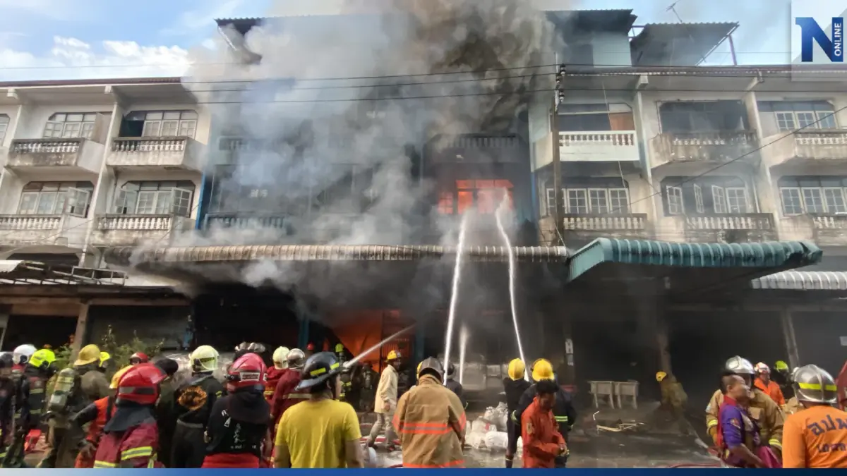 ระทึก! ไฟไหม้โรงงานผลิตเทียนย่านหนองแขมรับอรุณ ระดมรถน้ำ 20 คันเอาไม่อยู่ ระทึก! ไฟไหม้โรงงานผลิตเทียนย่านหนองแขมรับอรุณ ระดมรถน้ำ 20 คันเอาไม่อยู่
