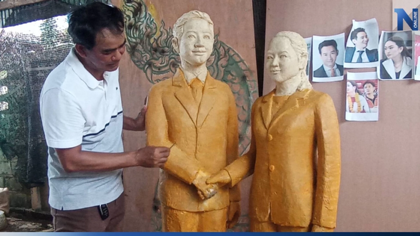 ช่างเทียนโคราช แกะสลักเทียนพรรษาล้อการเมือง "พิธาจับมืออุ๊งอิ๊งค์" ร่วมตั้งรัฐบาล ช่างเทียนโคราช แกะสลักเทียนพรรษาล้อการเมือง "พิธาจับมืออุ๊งอิ๊งค์" ร่วมตั้งรัฐบาล