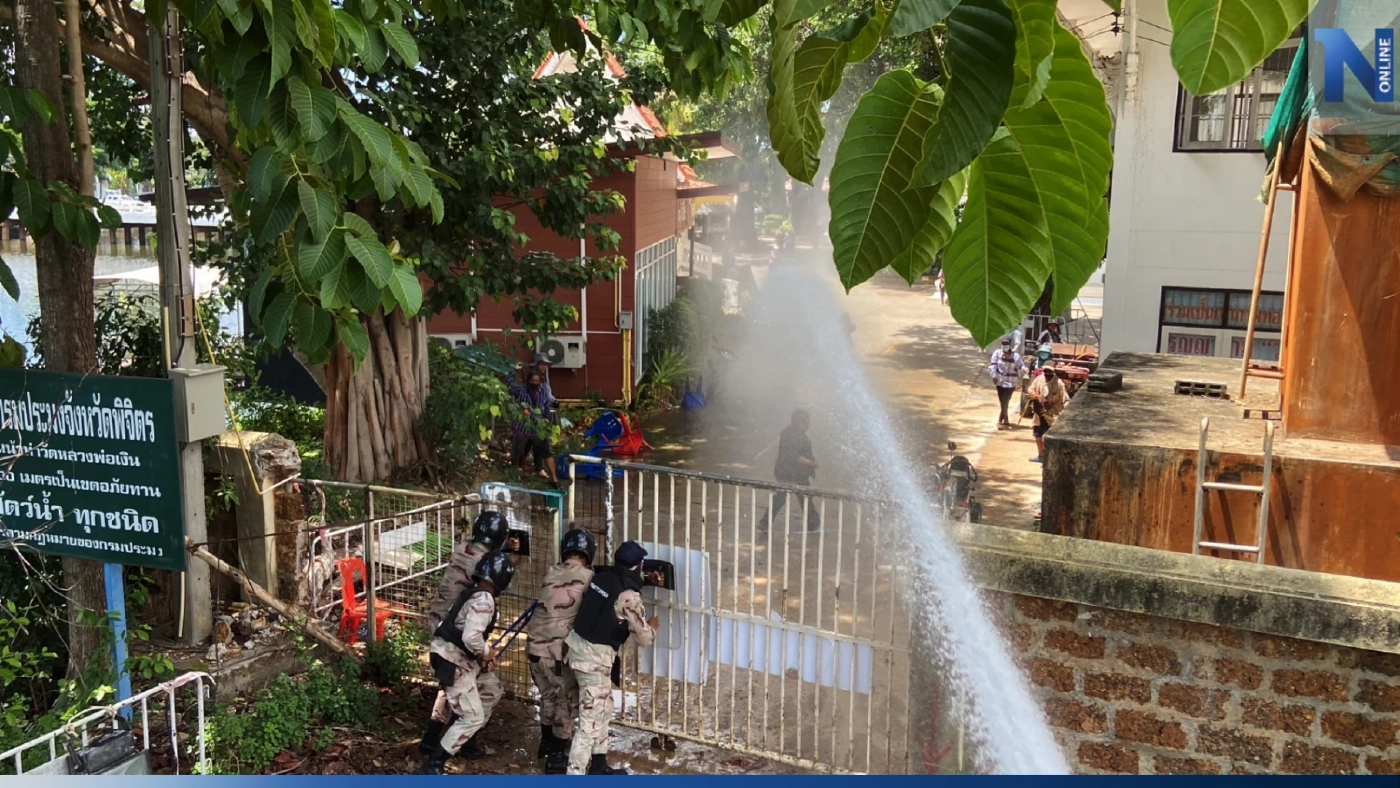 เดือด! ม็อบปะทะ จนท. ระหว่างเปิดปฏิบัติการ "ทวงคืนวัดหลวงพ่อเงิน" (มีคลิป) เดือด! ม็อบปะทะ จนท. ระหว่างเปิดปฏิบัติการ "ทวงคืนวัดหลวงพ่อเงิน" (มีคลิป)