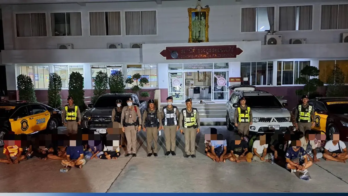 ตร.ทางหลวง สกัดกระบะ 1 ใน 6 ลอบขน 12 เมียนมา ผ่านเมืองสุพรรณฯ