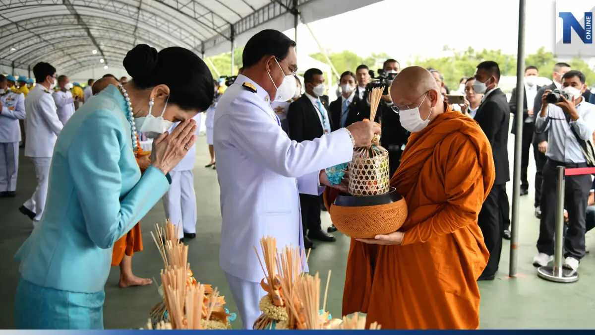 นายกฯ-ภริยา เป็นประธานพิธีทำบุญตักบาตร วันเฉลิมพระชนมพรรษา "พระพันปีหลวง"