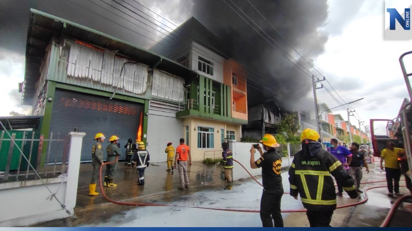 ระทึก! ไฟไหม้โรงงานผลิตกาว ลามติดโรงงานเศษกระดาษ ย่านลำลูกกา วอดทั้งคู่
