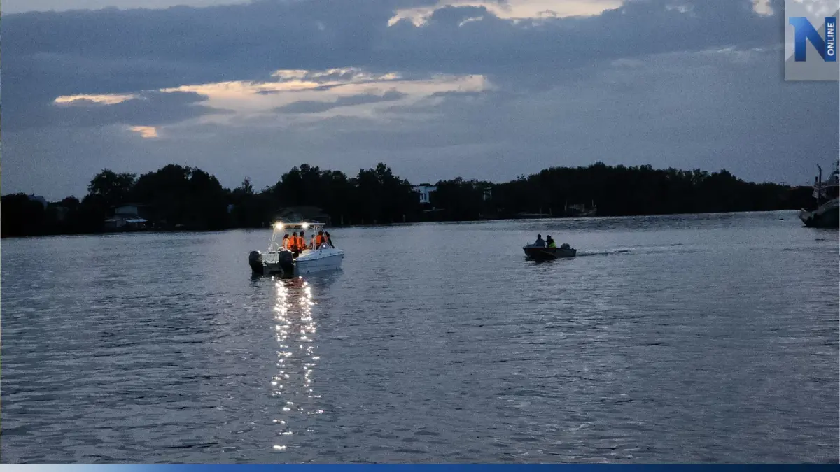 "พายุงวงช้าง" พัดเรือ นทท. "อ่าวบางตะบูน" ล่ม สูญหาย 2 คน เหตุไม่ได้สวมชูชีพ "พายุงวงช้าง" พัดเรือ นทท. "อ่าวบางตะบูน" ล่ม สูญหาย 2 คน เหตุไม่ได้สวมชูชีพ