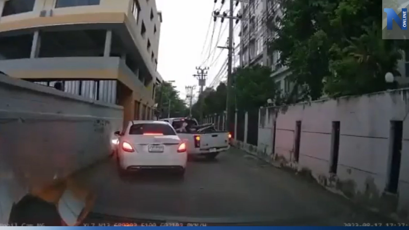 ของแทร่! อีกแล้ว "พ่อน้องออลนิว" ซิ่งระห่ำชน "เบนซ์หรู" กลางซอย ก่อนชิ่งหาย