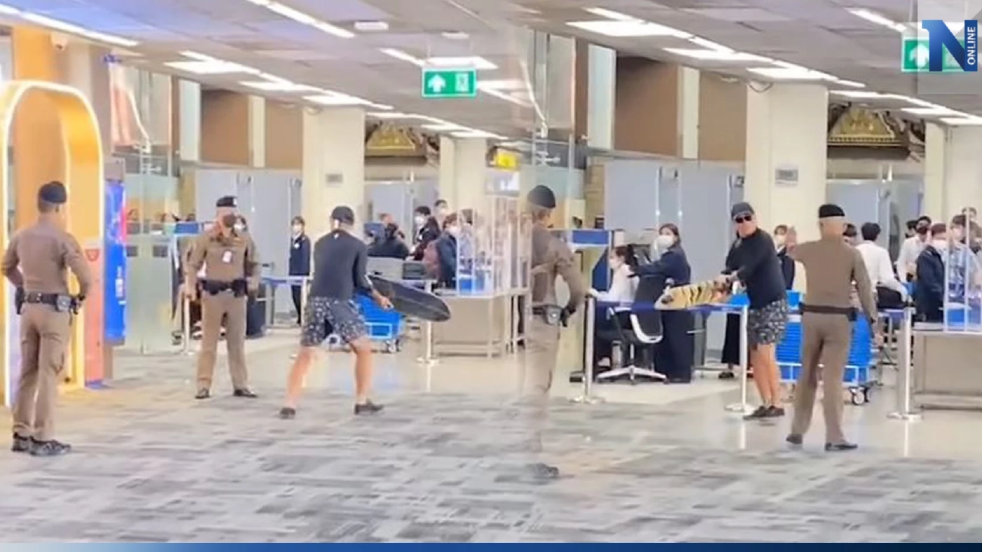 นทท.ป่วนสนามบินดอนเมือง คว้าสเกตบอร์ดไล่ฟาดตำรวจ