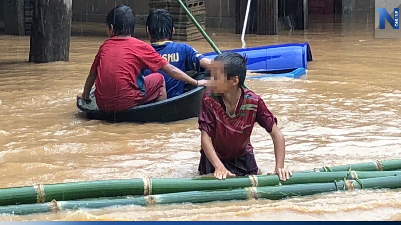 2 หมู่บ้านท่าสองยาง ยังอยู่กับน้ำ ถูกตัดไฟ ต้องใช้เรือเข้าออกแทนรถ