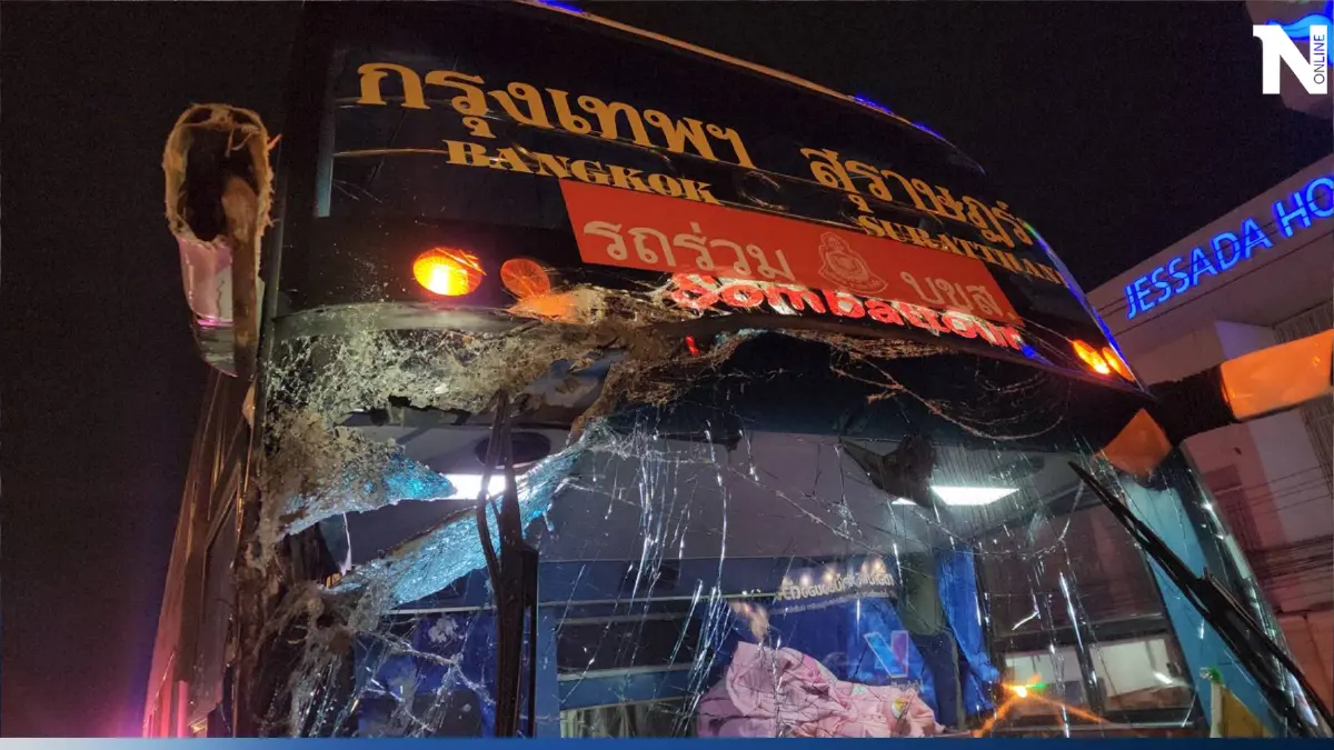 ระทึก"ถนนพระราม 2" ตะขอเหล็ก"รถแบคโฮ"หลุด ขี้ปูนตกใส่รถทัวร์ คนขับบาดเจ็บ ระทึก"ถนนพระราม 2" ตะขอเหล็ก"รถแบคโฮ"หลุด ขี้ปูนตกใส่รถทัวร์ คนขับบาดเจ็บ
