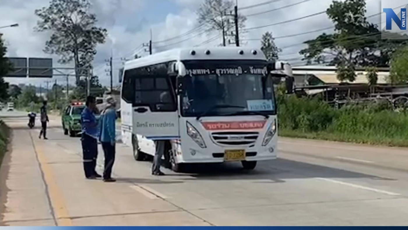 ผู้โดยสารงง! รถบัสน้ำมันหมดกลางสี่แยกไฟแดง คนขับบ่นเครียดก่อนหายไป