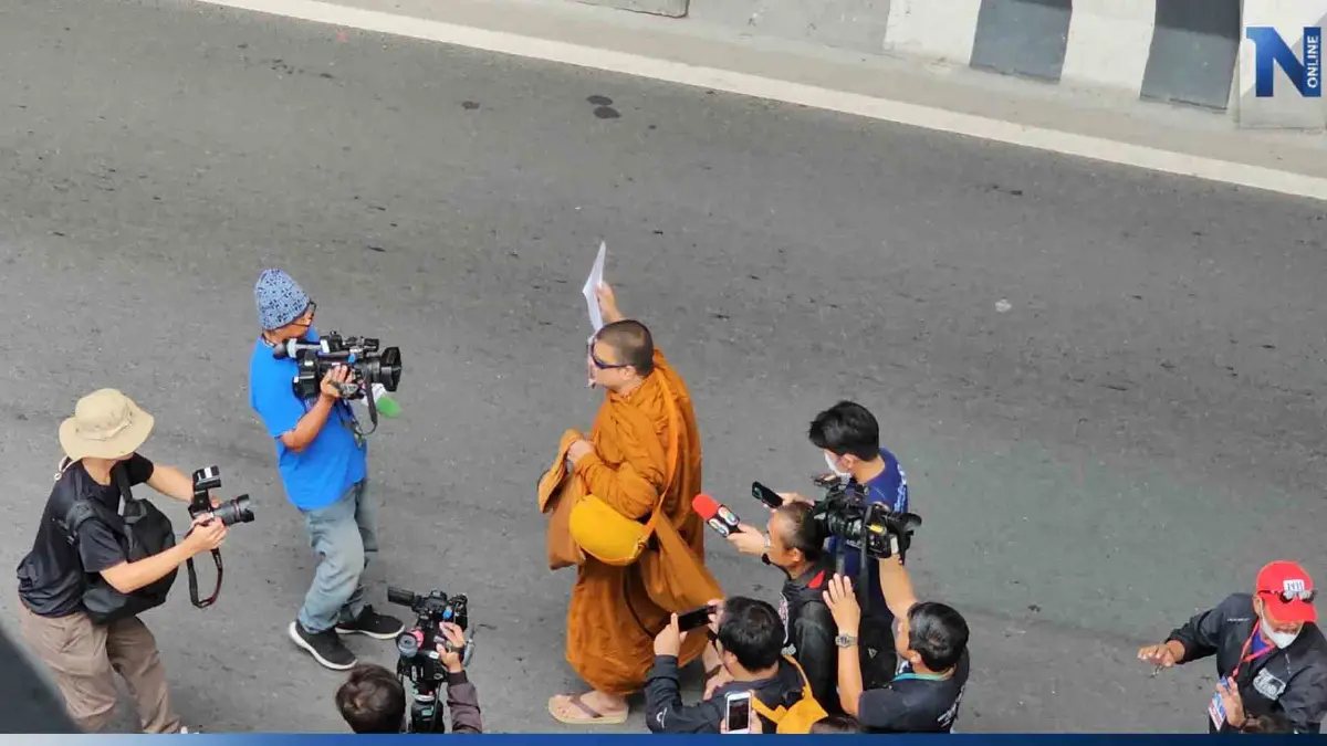 หวิดชุลมุน! "พระเค ร้อยล้าน" บุกป่วนมวลชนเสื้อแดงรอรับ "ทักษิณ" หวิดชุลมุน! "พระเค ร้อยล้าน" บุกป่วนมวลชนเสื้อแดงรอรับ "ทักษิณ"