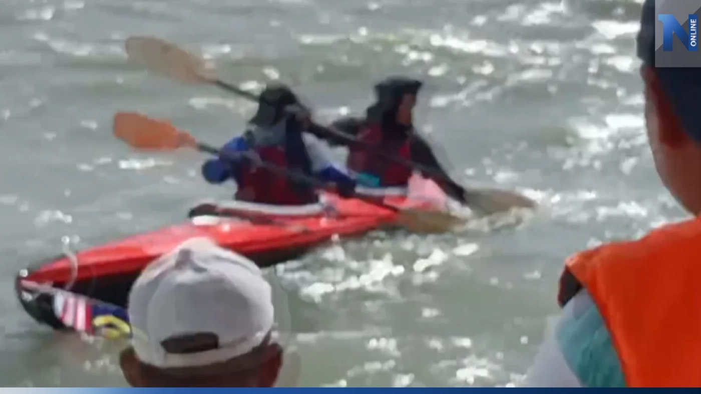 ด่วน! เร่งช่วยคณะนักกีฬาพายเรือคายัค จากเกาะลังกาวี 20 ลำ ล่มกลางทะเลสตูล ด่วน! เร่งช่วยคณะนักกีฬาพายเรือคายัค จากเกาะลังกาวี 20 ลำ ล่มกลางทะเลสตูล