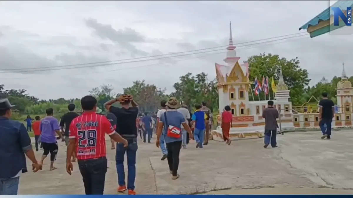 งานแห่เทียนวัดสุรินทร์ โจ๋ตีกันยับหน้ารถแห่ ปาระเบิด เจ็บ 2 ราย งานแห่เทียนวัดสุรินทร์ โจ๋ตีกันยับหน้ารถแห่ ปาระเบิด เจ็บ 2 ราย