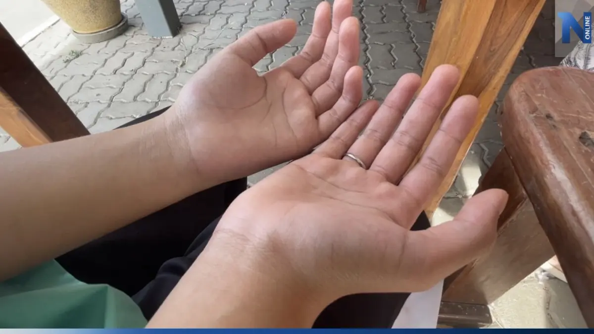 แม่เดือด จูงลูกสาว ม.2 แจ้งความ ครู รร.ดังอ่างทอง ใช้ไม้ฟาดมือ จนยกไม่ขึ้น
