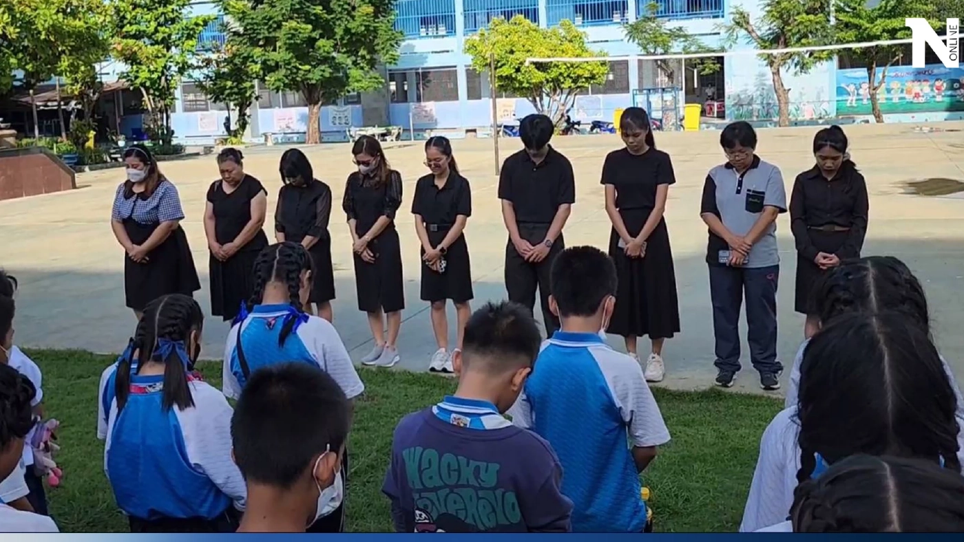ครูนักเรียนร่วมกันยืนไว้อาลัย อนุบาล 3 ถูกอุ้มสังหารโหด ล้อมคอกกันเหตุซ้ำ