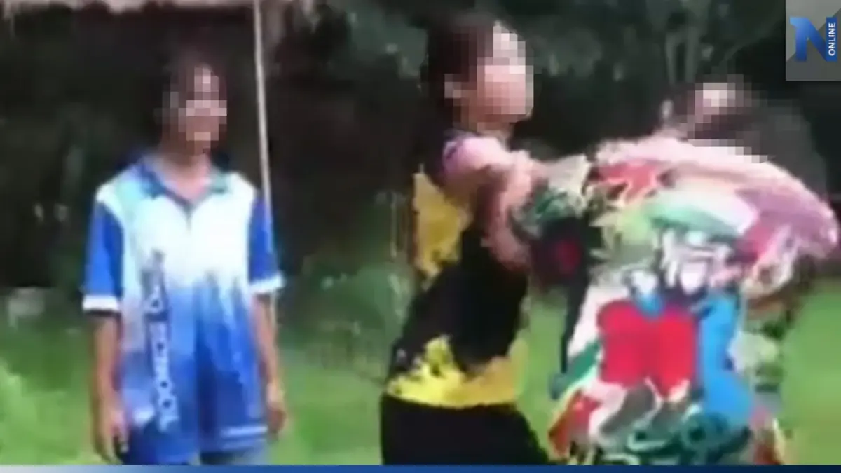 สาว ม.1 "คลั่งรัก" ชวนเพื่อนรุมตบน้อง ป.5 ที่คุยกับแฟน ป.6 จนน่วม (มีคลิป) สาว ม.1 "คลั่งรัก" ชวนเพื่อนรุมตบน้อง ป.5 ที่คุยกับแฟน ป.6 จนน่วม (มีคลิป)