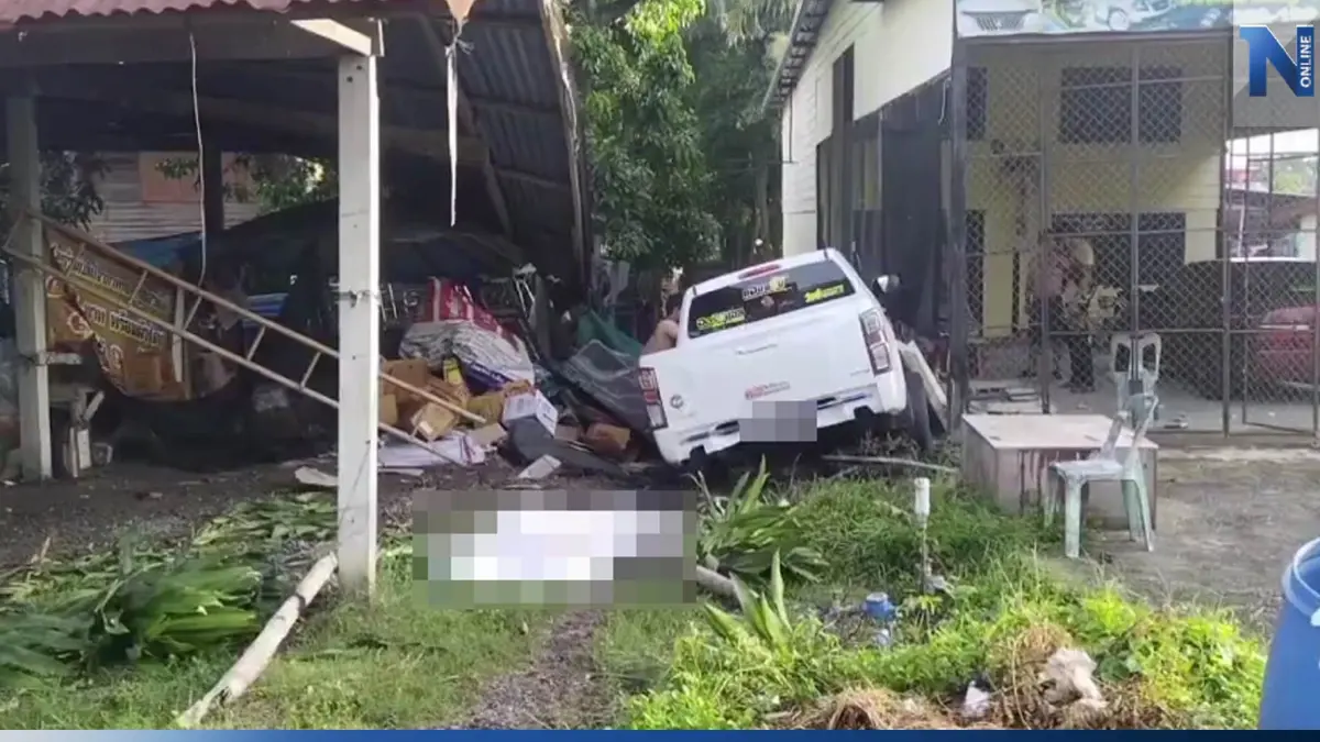 กระบะแต่งซิ่ง "ออลนิว"มาเร็ว ตกหลุมเสียหลัก พุ่งชนคนใส่บาตร ดับ 2 สาหัส 2