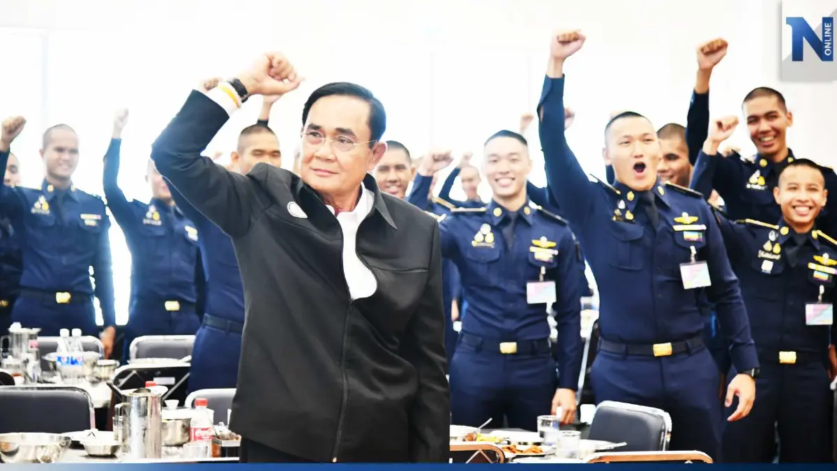 "บิ๊กตู่" ร่วมโต๊ะทหารรุ่นน้อง ร้องเพลงคนดีไม่มีวันตาย ชูกำปั้นโชว์ฮึกเหิม