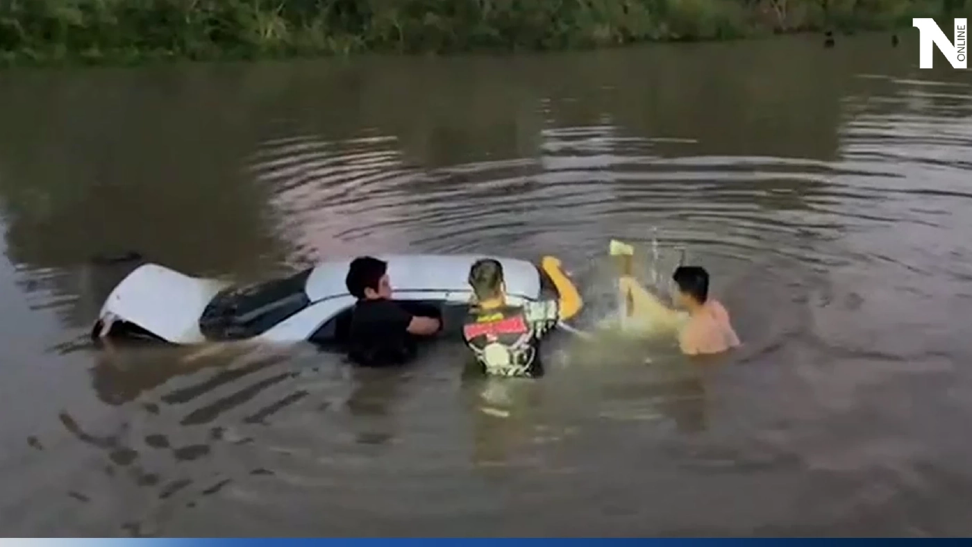 นาทีชีวิต! กู้ภัยกระโดดลงคลอง ทุบกระจกรถยนต์ ช่วยหนุ่มวูบหมดสติ